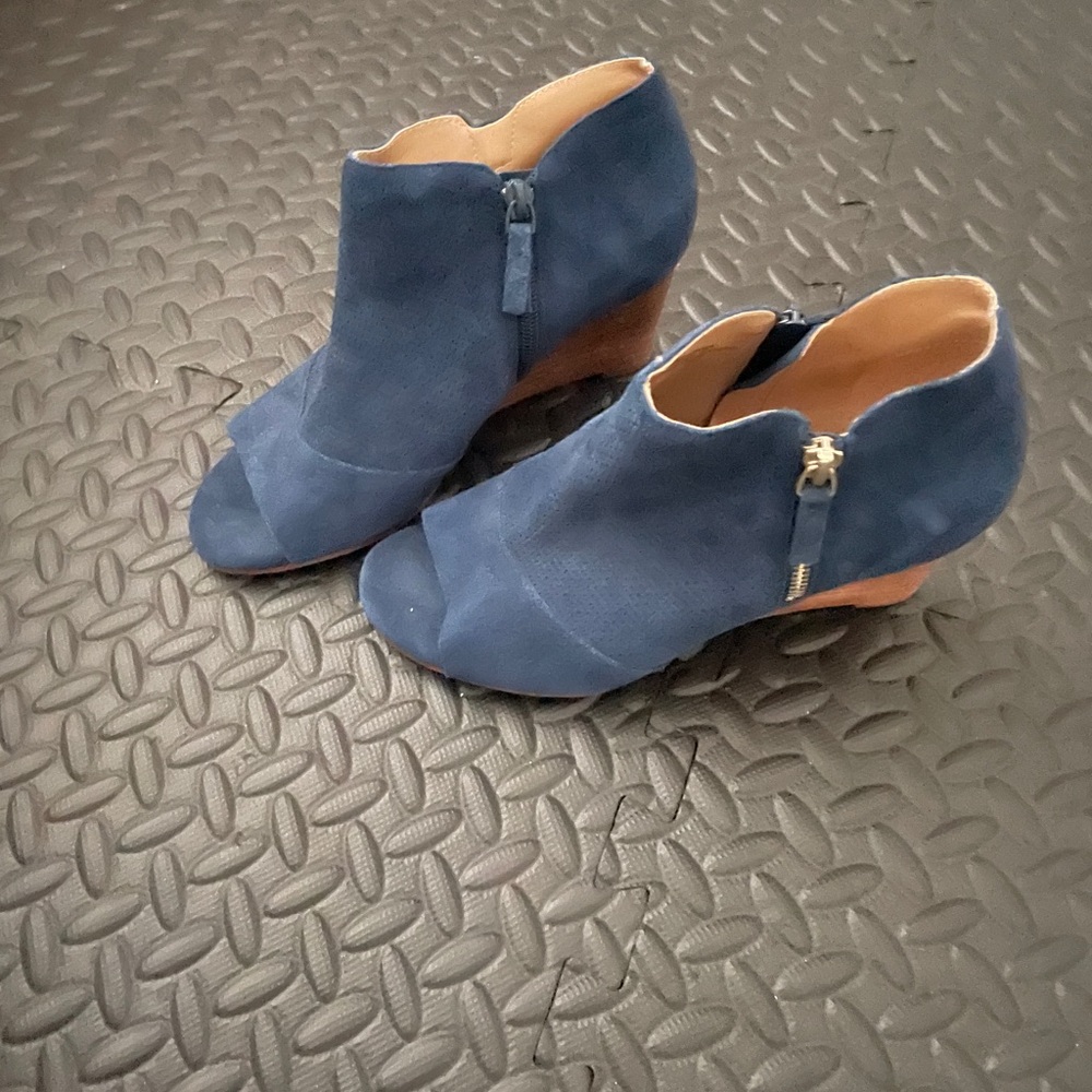 Peep toe wedge